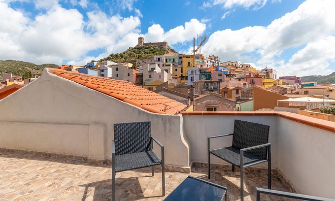 Bosa Historic Centre Apartamento | Apartamento en el centro histórico "Casa Rocca" con vistas al castillo desde la terraza