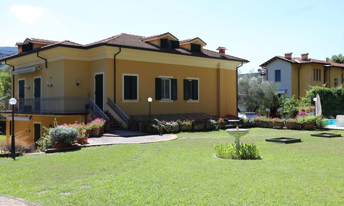Lerici Apartamento | Apartment in villa + large garden with beach and golf at 50 mt