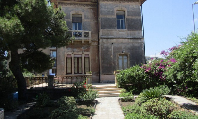 Ognina Apartamento | Apartamento en Villa Liberty con jardín con vistas al Etna y cerca del mar.
