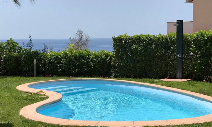 Diamante Casa | Apartamento en villa con piscina y jardín con vistas al mar en dos niveles.