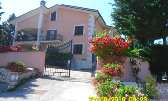 Cagnano Amiterno Cama Y Desayuno | Apartamento en una villa rodeada de un paisaje rural característico.