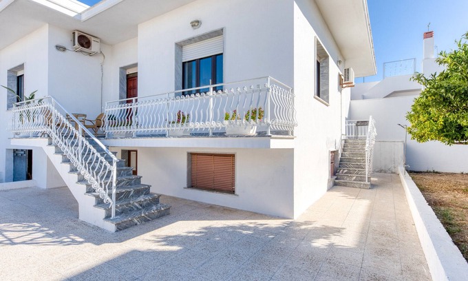 Castrignano del Capo Apartamento | Apartamento 'Villetta Municipio - Salento' con Terraza Privada, Wi-Fi y Aire Acondicionado