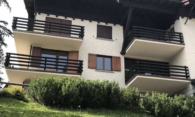 Madonna di Campiglio Apartamento | Apartamento en las laderas con magníficas vistas de los Dolomitas recién renovados