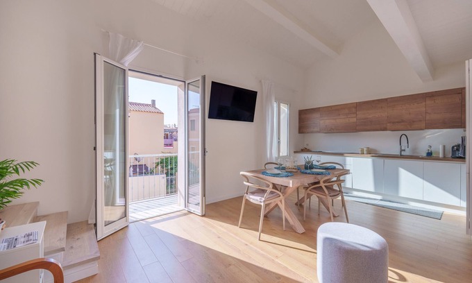Santa Teresa di Gallura Apartamento | Apartamento 'Casa elegante en el centro' con balcón, Wi-Fi y aire acondicionado