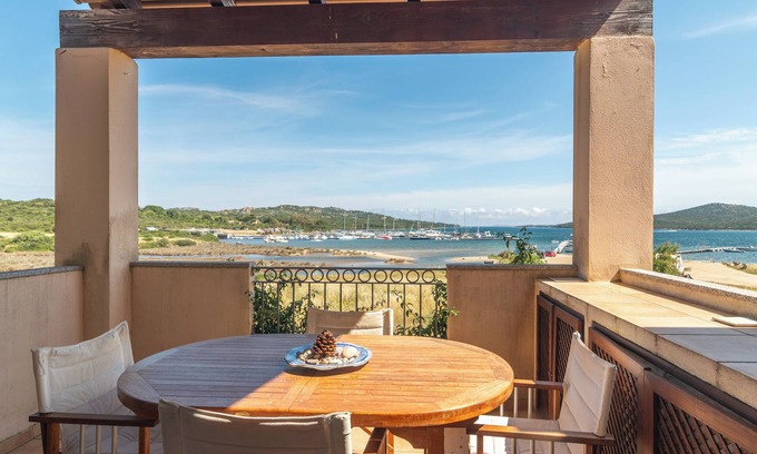 Porto Pozzo Apartamento | Apartamento 'I Mirti 20' con vistas al mar, terraza privada y aire acondicionado