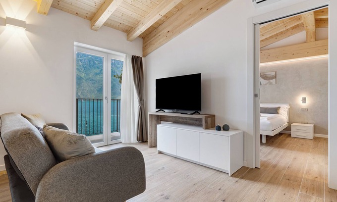 Limone sul Garda Apartamento | Apartamento 'Jacky's 2' con vistas al lago, Wi-Fi y aire acondicionado