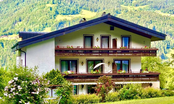 Vandans Apartamento | Apartamento 'Jordis' con vistas a la montaña, terraza privada, jardín y Wi-Fi