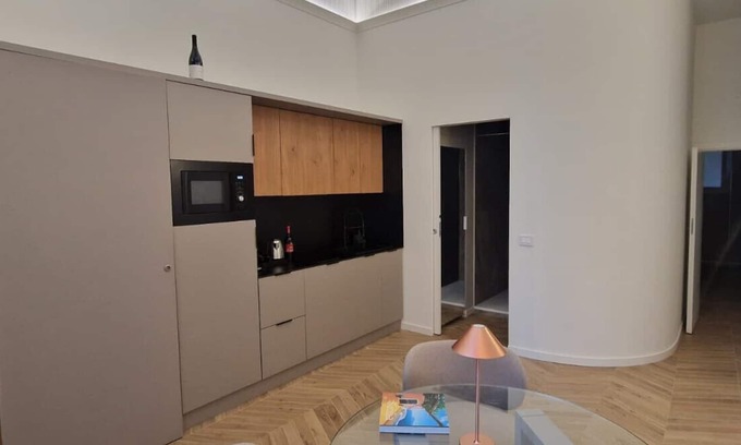 Borgo-Sanzio Apartamento | Apartment 'La Finestra Down Town - Fronte' with Balcony, Wi-Fi and Air Conditioning