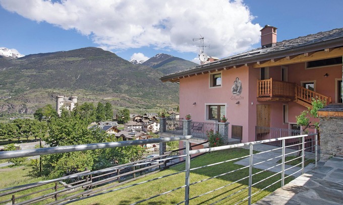 Aymavilles Apartamento | Apartamento 'La Maison De Deni - Vista Montagna' con vistas a la montaña, jardín privado y Wi-Fi