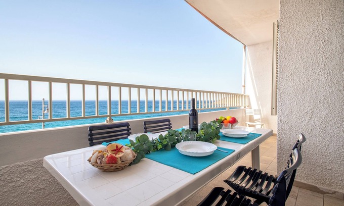 Castelsardo Historic Centre Apartamento | Apartamento 'La Marina Beach House' con vistas al mar, balcón y aire acondicionado