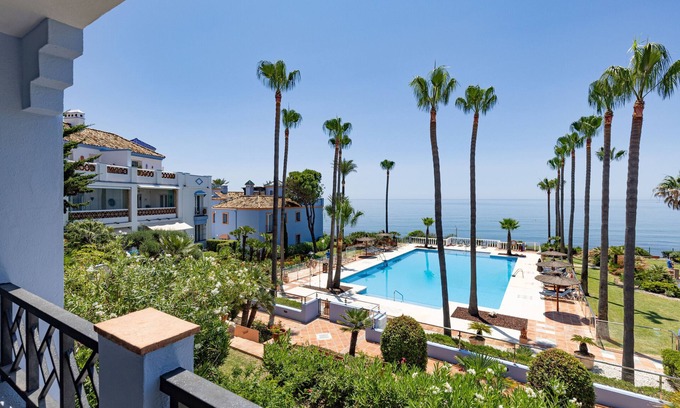 Bahia de Casares Apartamento | Apartamento 'La Perla de Marakech 14' cerca de la playa con vistas al mar, piscina y Wi-Fi