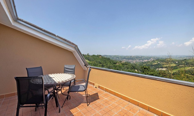 Cassinasco Apartamento | Apartamento 'La Terrazza' con vistas a la montaña, Wi-Fi y aire acondicionado