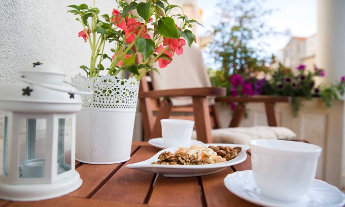Gruz Apartamento | Apartment Larissa - Studio Apartment with Terrace and Partial Sea View