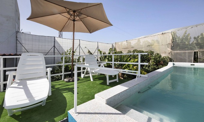 Los Llanos Apartamento | Apartamento 'Las Cerezas' con vistas a la montaña, piscina compartida y terraza privada