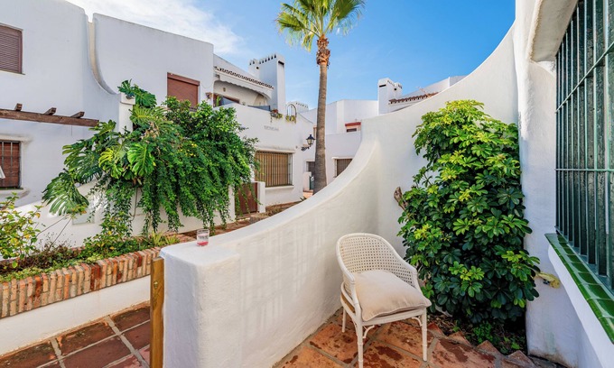 Castillo de Sabinillas Apartamento | Apartamento 'Las Gaviotas' con Terraza Privada