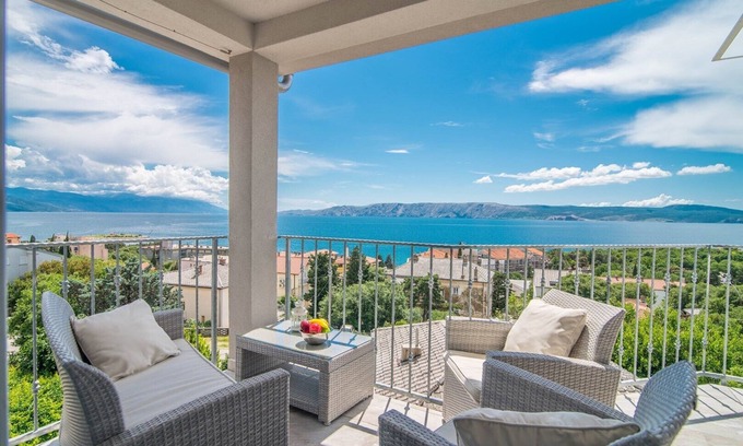 Novi Vinodolski Apartamento | Suzy with Common Pool / Apartment Lavanda with Balcony and Sea View