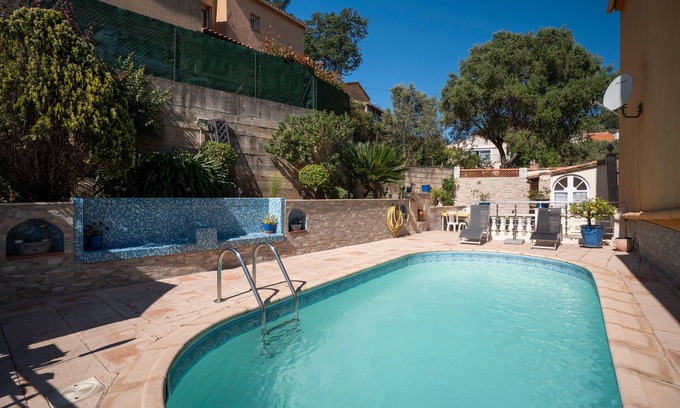 Le Revest-les-Eaux Apartamento | Apartamento 'Les Guernazelles' con vistas a la montaña, piscina privada y Wi-Fi