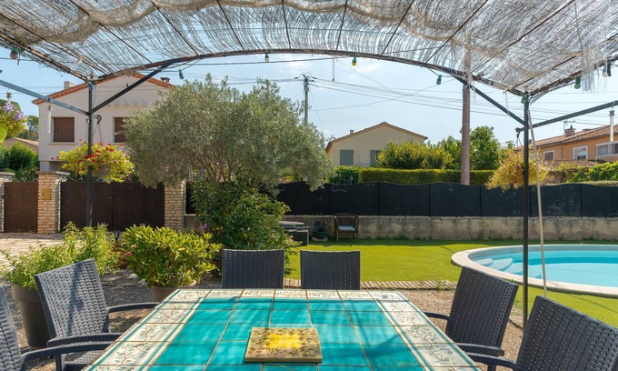 Apt Apartamento | Apartamento 'Les Cerisiers' con piscina compartida, terraza compartida y Wi-Fi