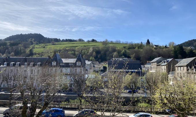 La Bourboule Apartamento | Apartamento 'Les Hêtres N°3' con vistas a la montaña, balcón y Wi-Fi