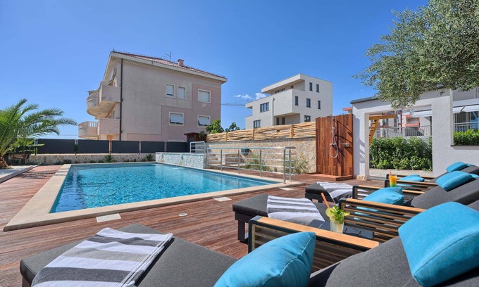 Znjan Apartamento | Apartment Liberty Living with Pool III