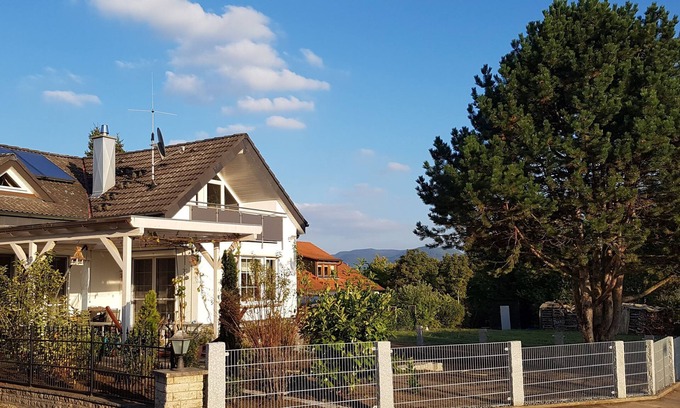 Ofterdingen Apartamento | Apartamento 'Lindengarten' con terraza privada, balcón y Wi-Fi