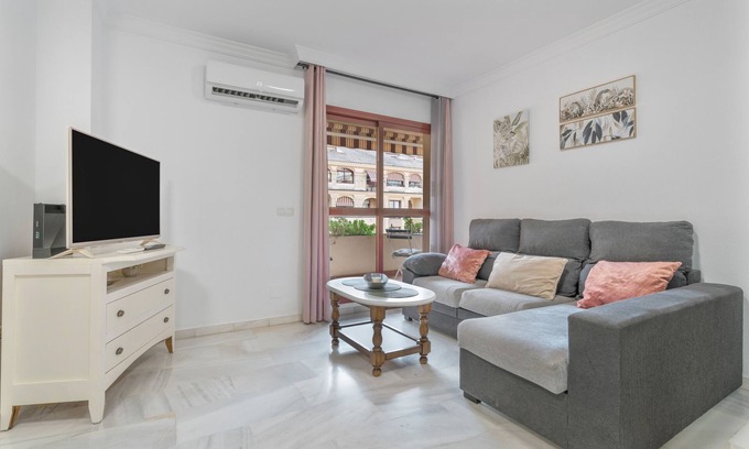 Arroyo de la Miel Apartamento | Apartment 'Liya's Home' with Balcony, Wi-Fi and Air Conditioning