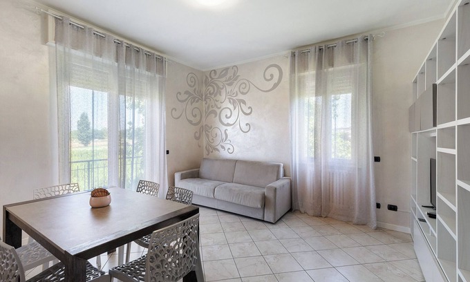 Lonato del Garda Apartamento | Apartamento 'Lm House - Trilocale Acanthus' con terraza compartida, Wi-Fi y aire acondicionado.