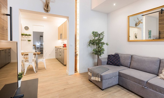 Barrio de La Latina Apartamento | Amplio piso ubicado para 8 personas al lado de la Plaza Mayor!