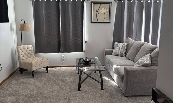 Cedar Rapids - Iowa City Apartamento | Apartment located in downtown Cedar Rapids above a family owned tattoo shop