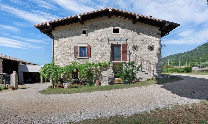Caprino Veronese Apartamento | Apartamento 'Loppia' con vistas a las montañas, Wi-Fi y aire acondicionado