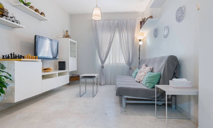 Sevilla Este Apartamento | Apartment 'Los Milanos' with Shared Garden, Wi-Fi and Air Conditioning