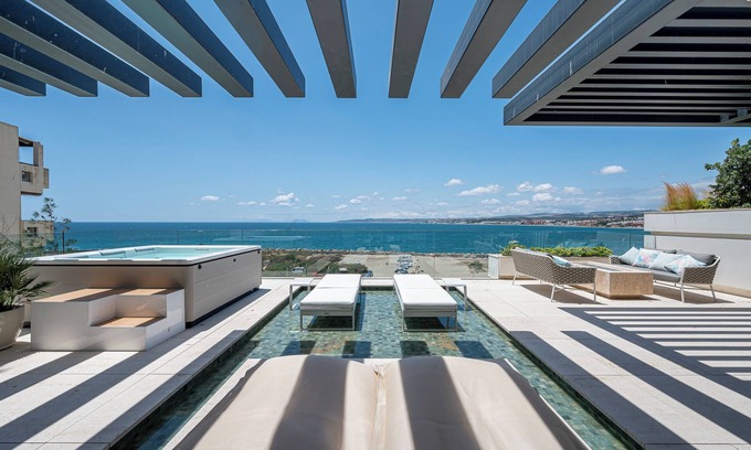 Estepona Apartamento | Apartamento 'Luxury Front Line Beach' con vistas al mar, Wi-Fi y aire acondicionado