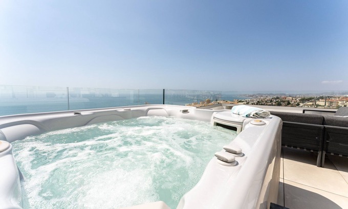 Fuengirola Apartamento | Apartamento 'Luxury Penthouse with Rooftop' con vistas al mar, Wi-Fi y aire acondicionado