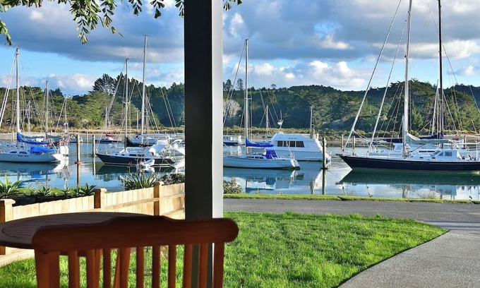 Arkles Bay Apartamento | Apartment · Luxury Waterfront Apartment - Spa pool & Kayaks