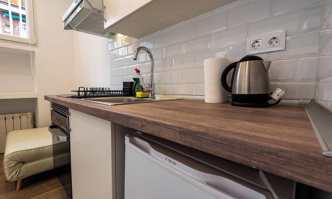Ciudad Universitaria Apartamento | Apartment Madrid Centro, 5 minutes walk from the metro, full bath, wash/dryer.