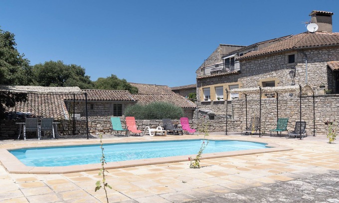 Orgnac-l'Aven Apartamento | Apartamento 'Magnanerie De La Maréchale' con vistas a la montaña, piscina compartida y Wi-Fi