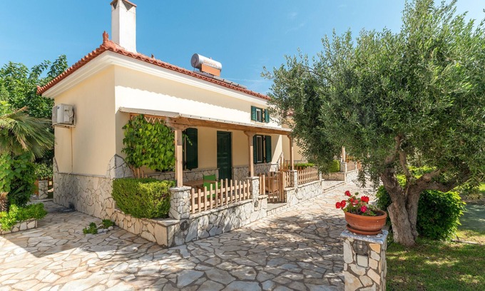 Paralio Astros Apartamento | Casa de campo 'Maisonette con Patio Privado 2' con Vista a la Montaña, Wi-Fi y Aire Acondicionado