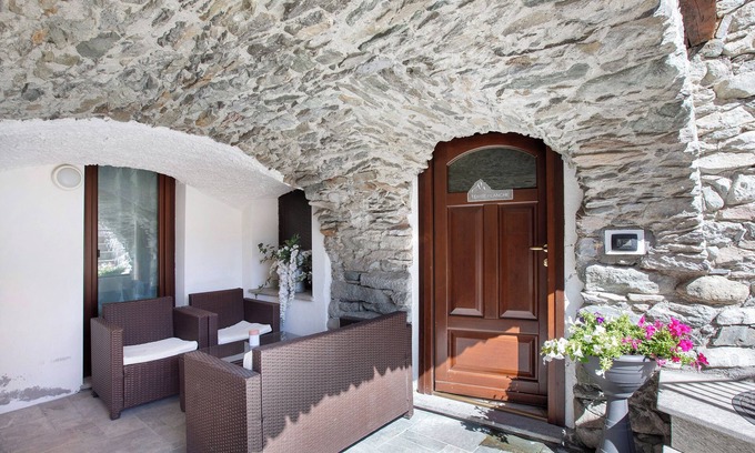 Pollein Apartamento | Apartamento 'Maison Bebe Terre Blanche' con vistas a la montaña, terraza privada y Wi-Fi