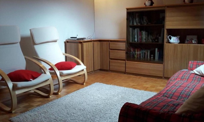 Aymavilles Apartamento | Apartamento 'Mansarda Le Chateau' con vistas a la montaña, jardín compartido y Wi-Fi