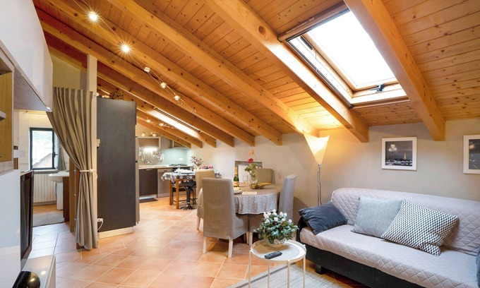 Gozzano Apartamento | Apartamento 'Mansarda Margherita' con vistas a la montaña y Wi-Fi