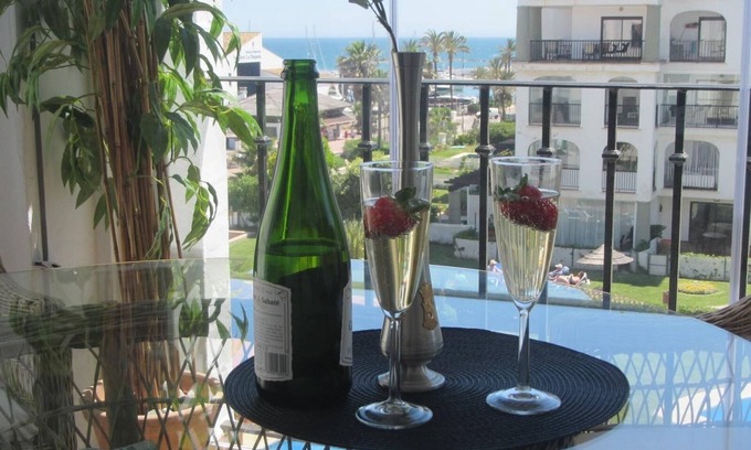 Manilva Apartamento | Apartamento "Marina La Duquesa Beach Resort" con vistas al mar, piscina, terraza y jardín