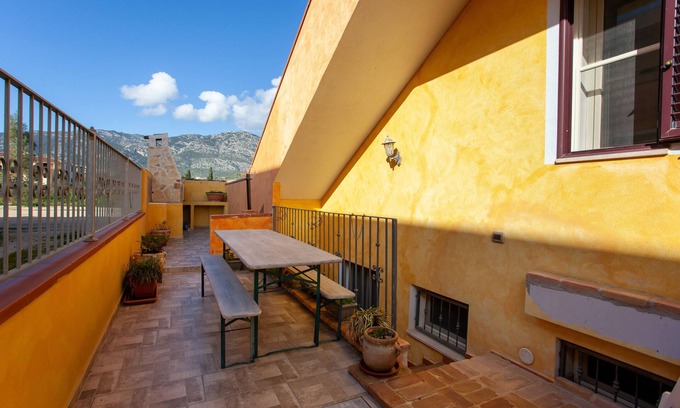 Orosei Apartamento | Apartamento "Mariposa" con vistas a la montaña, terraza compartida y Wi-Fi