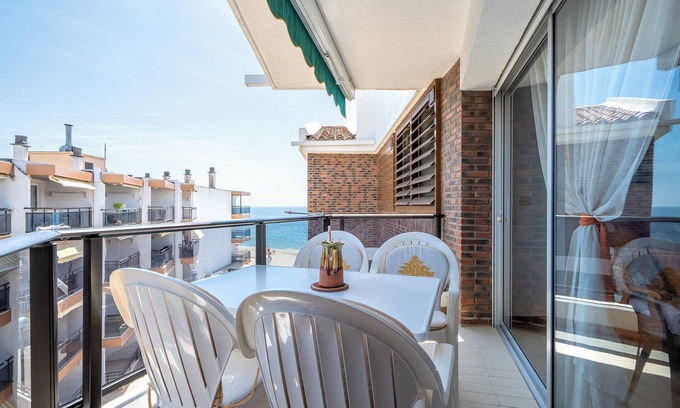 Vilafortuny Apartamento | Apartamento "Mexico I" en primera línea de playa con terraza, aire acondicionado y Wi-Fi