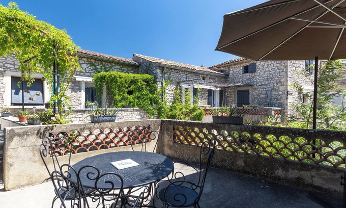 Orgnac-l'Aven Apartamento | Apartamento 'Micocoulier De La Maréchale' con vistas a la montaña, piscina compartida y Wi-Fi