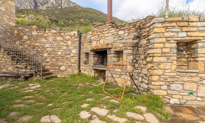 Valle de Lierp Apartamento | Apartamento 'Milano' con vistas a la montaña, terraza privada y Wi-Fi