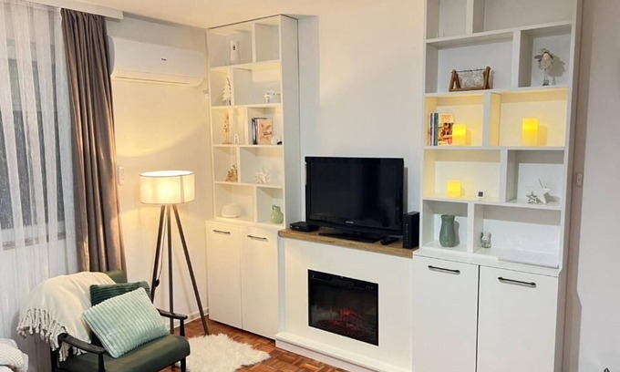 Krusevac Apartamento | Apartment Mirror, Krusevac Accommodation - 51 sqm fully furnished apartment