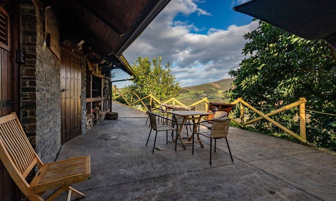 Vegadeo Apartamento | Apartamento 'Mr De Alborada Del Eo' con vistas a la montaña, Wi-Fi y aire acondicionado.