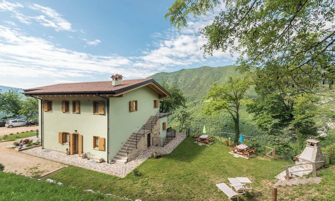 Tremosine Apartamento | Apartamento "Nonno Bigi Rosa" con vistas a la montaña, Wi-Fi y jardín