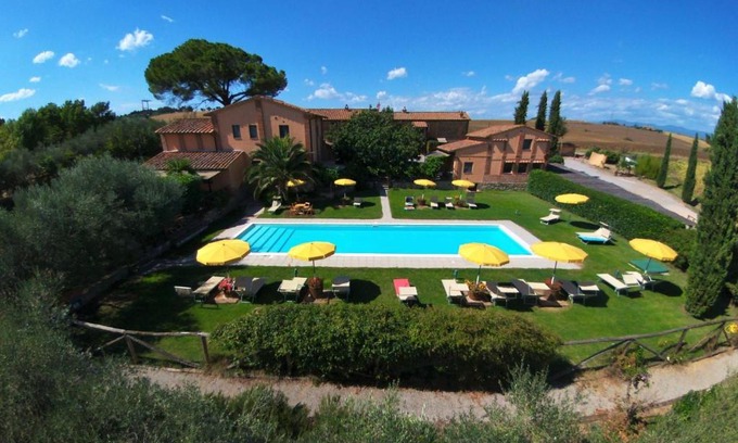 Castiglione del Lago Casa | Apartment near Lake Trasimeno with Pool