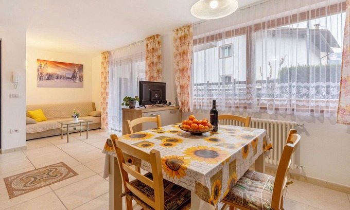 Predazzo Apartamento | Apartamento 'Night and Day 3' con vistas a las montañas, jardín privado y Wi-Fi